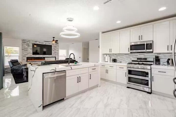 ميكروويف، فرن، موقد طهي مسطح، غسالة أطباق