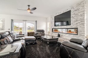 TV, offices - Elegant 4BR Luxury Home - Private Pool Disney (Kissimmee)