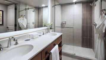 Haartrockner, Handtücher, Seife, Toilettenpapier