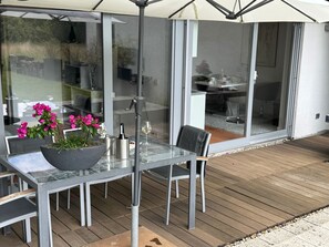 Outdoor dining - Apartment 'Ruhe Und Living' with Private Terrace, Garden and Wi-Fi (Friedrichshafen)