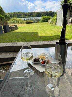 Outdoor dining - Apartment 'Ruhe Und Living' with Private Terrace, Garden and Wi-Fi (Friedrichshafen)