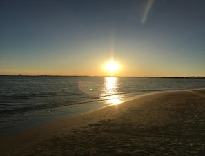 A beach with the sun reflecting on the water. - Dimora Azzurra Fronte Mare a Porto Cesareo (Porto Cesareo)