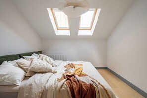 Desk, iron/ironing board, Internet, bed sheets - Colourpop: Luxurious Uptown Apartment in Riga (Rīga)
