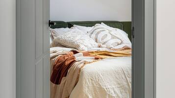 Strygejern/strygebræt, internetforbindelse, sengetøj