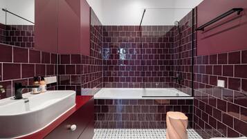 Bruser, hårtørrer, håndklæder, Sæbe