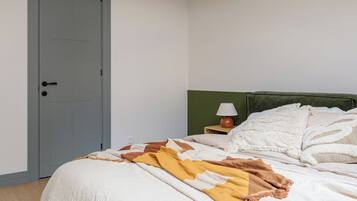 Iron/ironing board, Internet, bed sheets