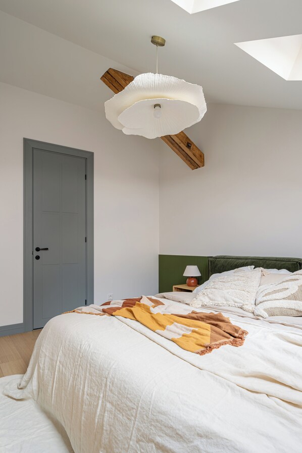 Iron/ironing board, Internet, bed sheets