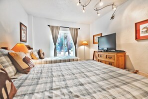 2 عدّة غرف نوم ومكواة/لوح كي وخدمة الإنترنت وملاءات أسرّة