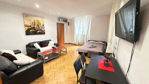 3 bedrooms, iron/ironing board, WiFi, bed sheets - la rambla guest house 2025 (Barcelona)