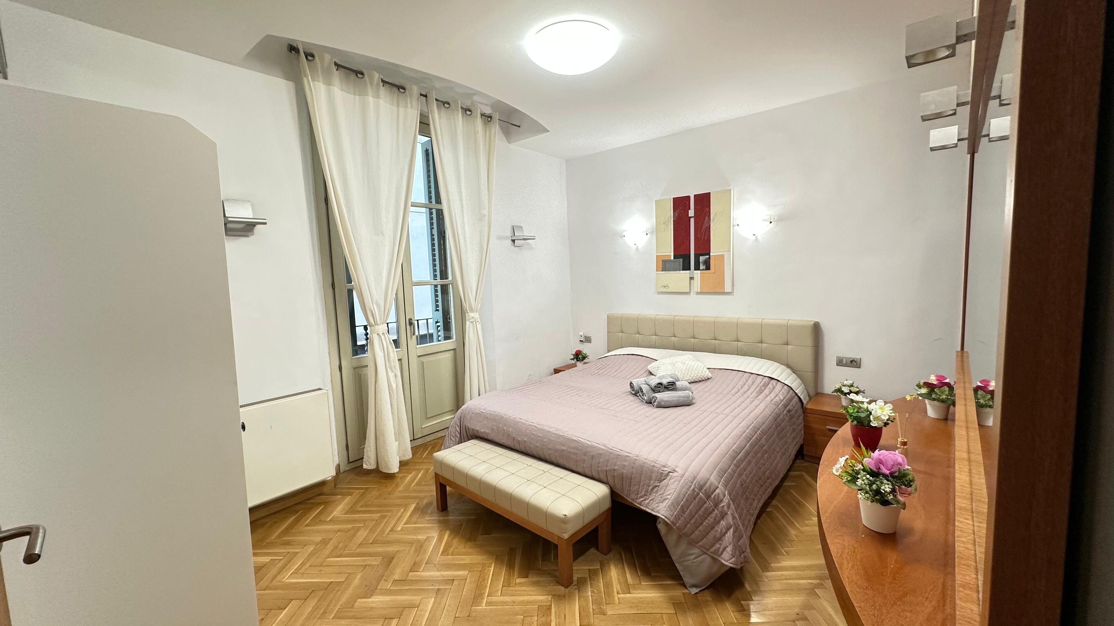 3 habitaciones, tabla de planchar con plancha, wifi y ropa de cama 