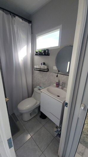 Secador de pelo, toallas, jabón y papel higiénico