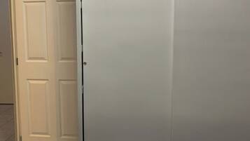 2 dormitoris, planxa i posts de planxar, Internet i roba de llit