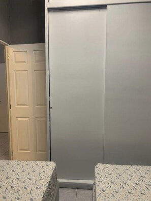 2 dormitorios, tabla de planchar con plancha, Internet y ropa de cama