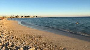 A beach with a sandy shore and calm water. - Casa Marelì Eleganza e Vista Mozzafiato a Porto Cesareo (Porto Cesareo)