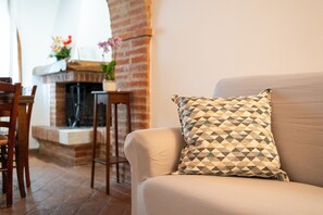 Fernseher, Kamin, Tischtennisplatte