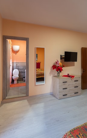 2 Schlafzimmer, WLAN, Bettwäsche. Ferienhaus 'Monet 90mwifiparkingnetflix' mit Balkon, WLAN und Klimaanlage