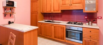 Holiday Home 'Monet 90mwifiparkingnetflix' with Balcony, Wi-Fi and Air Conditioning