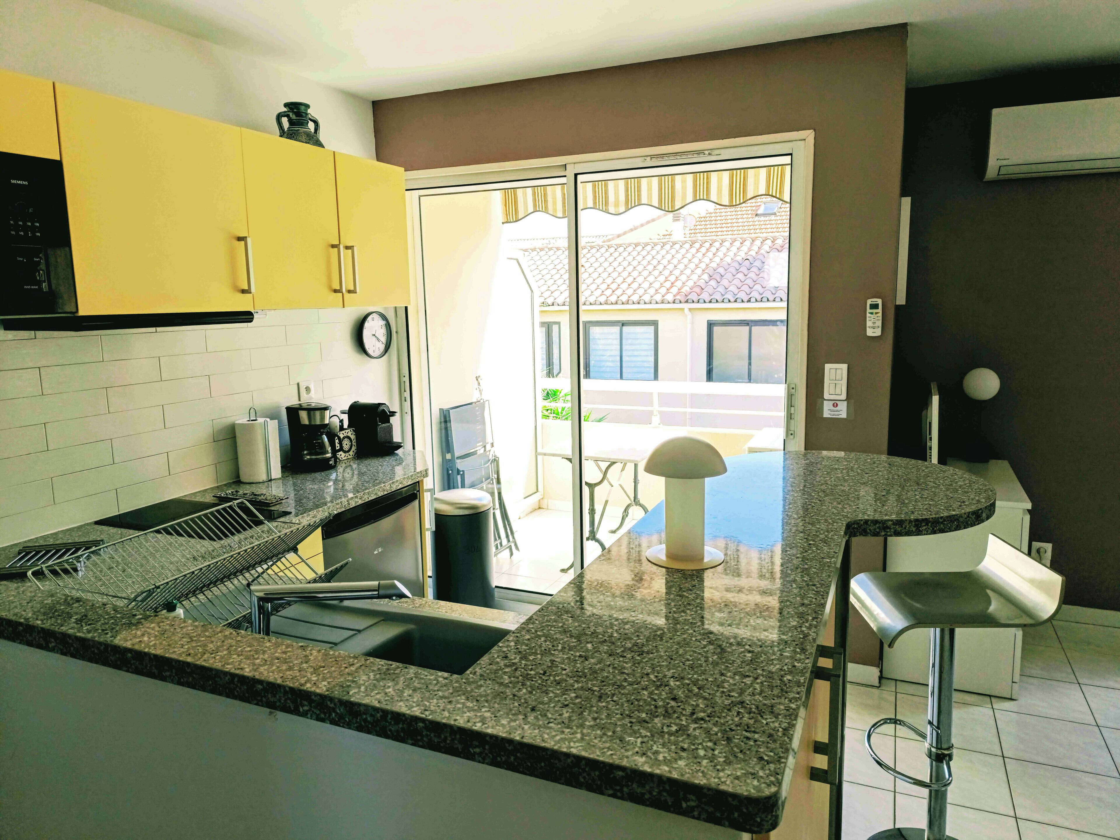 Réfrigérateur, micro-ondes, cafetière/bouilloire