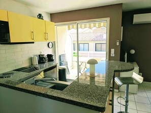 Réfrigérateur, micro-ondes, cafetière/bouilloire