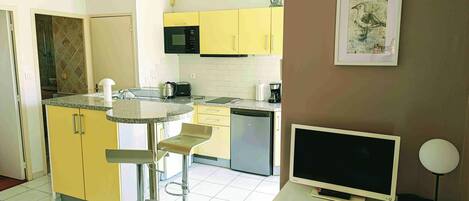 Refrigerador, microondas y cafetera y tetera