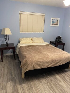 4 عدّة غرف نوم ومكواة/لوح كي وواي فاي وملاءات أسرّة