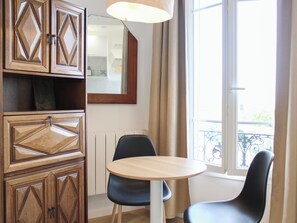 Dining - Charming studio in Montreuil, near Paris (Montreuil)
