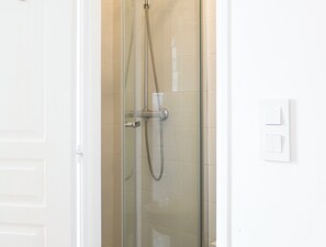 Shower, hair dryer, towels - Charming studio in Montreuil, near Paris (Montreuil)