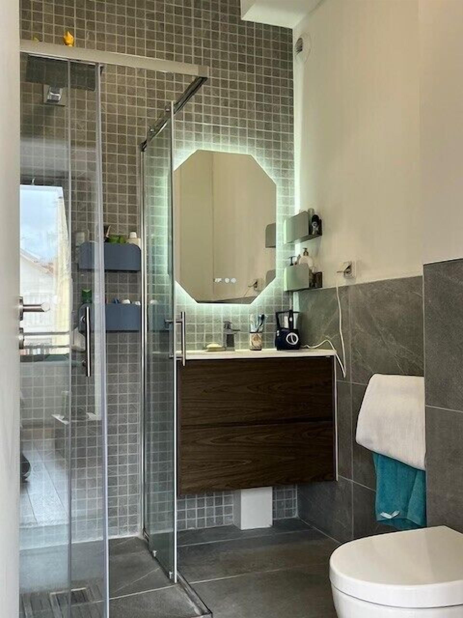 Een douche, een haardroger, handdoeken