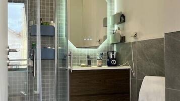 Een douche, een haardroger, handdoeken