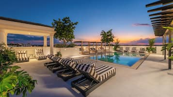 Een buitenzwembad, gratis zwembadcabana's en ligstoelen