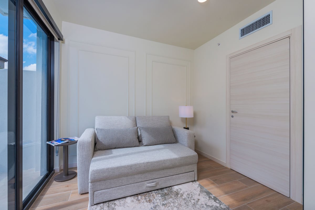 Executive Apartment | Laptop workspace, soundproofing, iron/ironing board, free WiFi