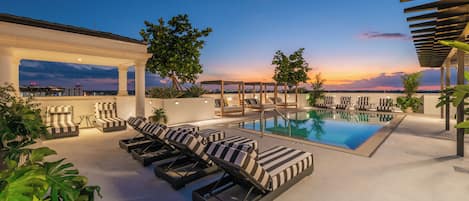 Utendørsbasseng, bassengtelt (inkludert) og solsenger