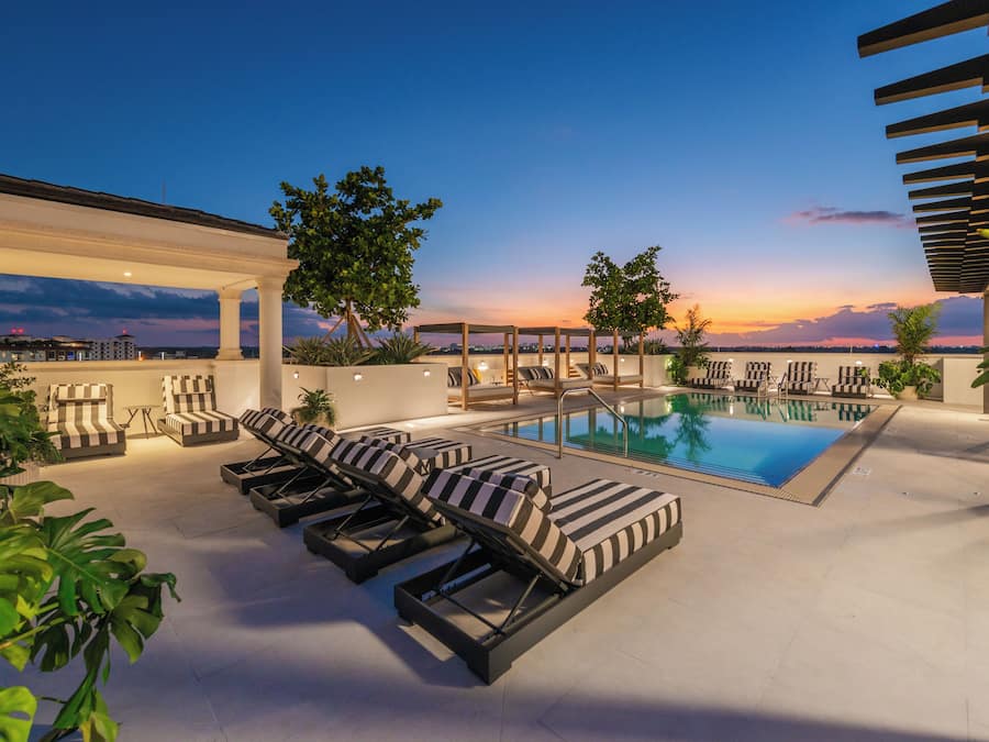 Utendørsbasseng, bassengtelt (inkludert) og solsenger