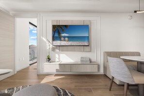 Junior Apartment | Television - The Avenue Hotel Coral Gables (Coral Gables)