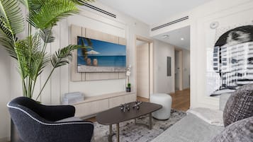 Condo superior | Área de estar | TV LED 50 polegadas com canais digitais, Netflix, Hulu