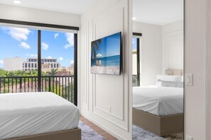 Executive appartement | Een laptopwerkplek, geluiddichte muren, een strijkplank/strijkijzer