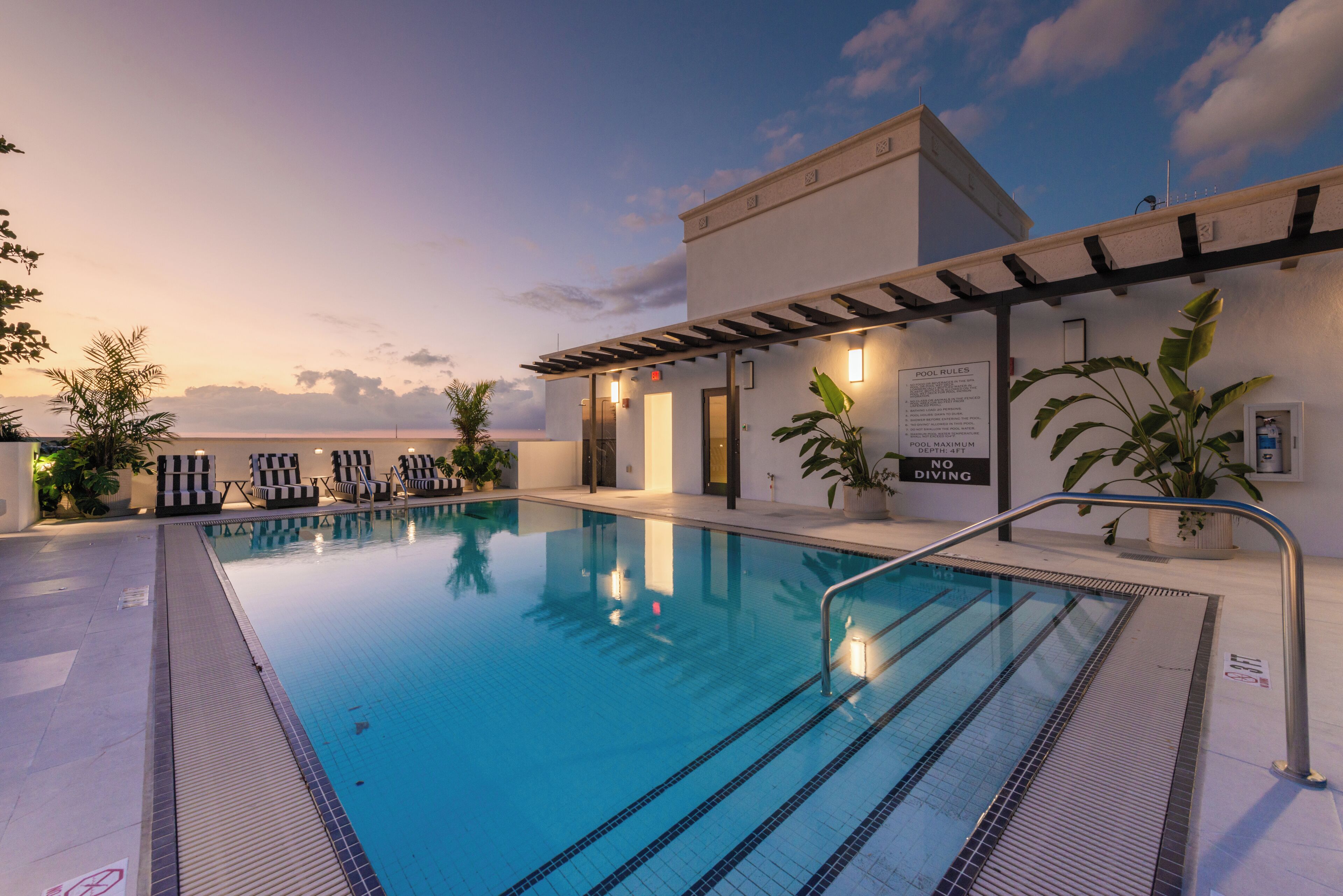 Een buitenzwembad, gratis zwembadcabana's en ligstoelen