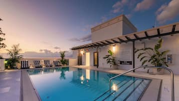 Een buitenzwembad, gratis zwembadcabana's en ligstoelen