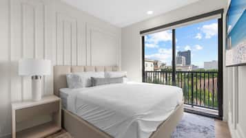 Ropa de cama de alta calidad y espacio para trabajar con laptop