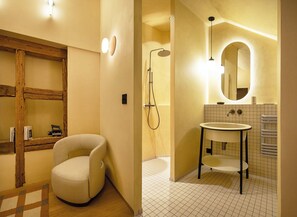 Een haardroger, handdoeken