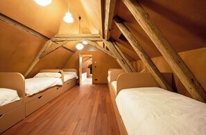 5 habitaciones, tabla de planchar con plancha, wifi y ropa de cama 