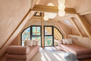 5 bedrooms, iron/ironing board, WiFi, bed sheets