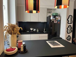 Réfrigérateur, four, lave-vaisselle, cafetière/bouilloire