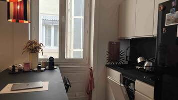 Kühlschrank, Ofen, Geschirrspüler, Wasserkocher mit Kaffee-/Teezubehör