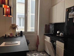 Réfrigérateur, four, lave-vaisselle, cafetière/bouilloire