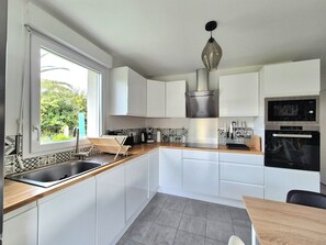 Réfrigérateur, micro-ondes, four, lave-vaisselle