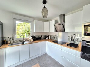 Een koelkast, een magnetron, een oven, een vaatwasser