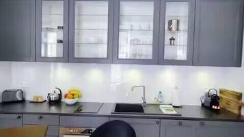 KĂŒhlschrank, Mikrowelle, Ofen, GeschirrspĂŒler