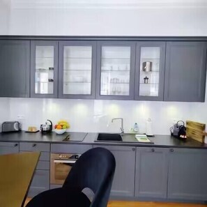 Kühlschrank, Mikrowelle, Ofen, Geschirrspüler