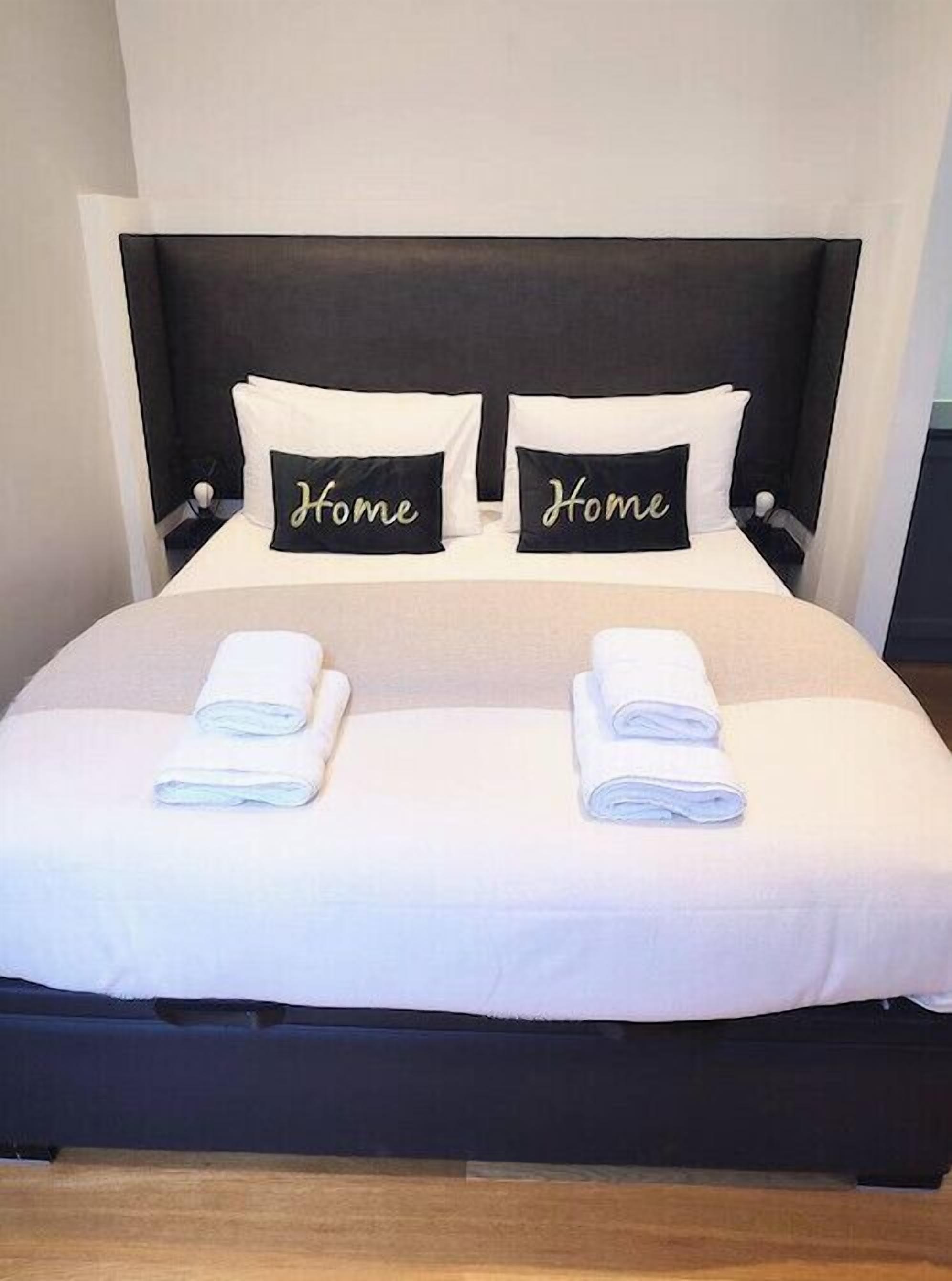 Een strijkplank/strijkijzer, wifi, beddengoed